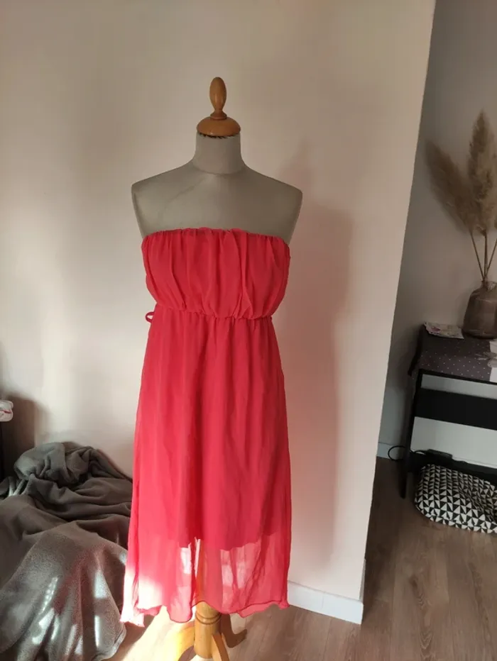 Jolie robe dos nu