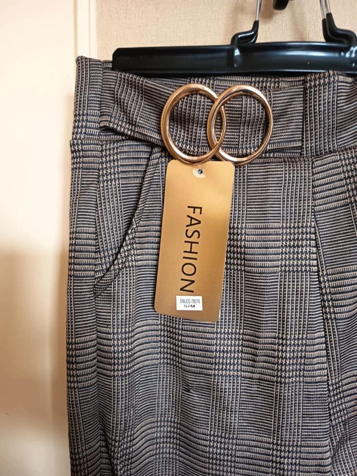 Pantalon. Marque Fashion - photo numéro 3