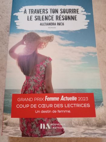Livre à travers ton sourire le silence résonne 