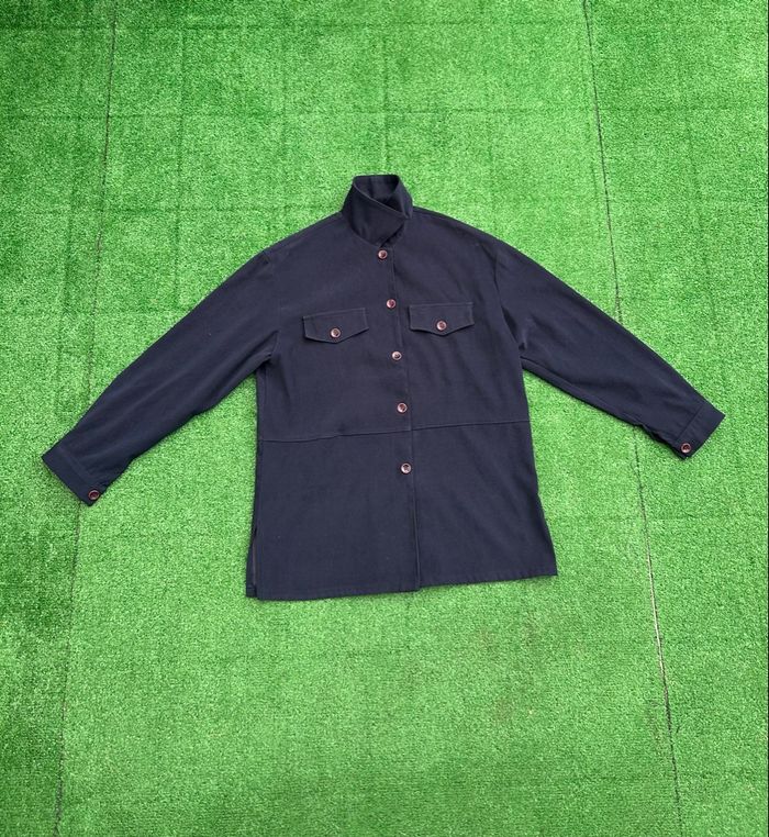 Chemise noire col officier – fausses poches