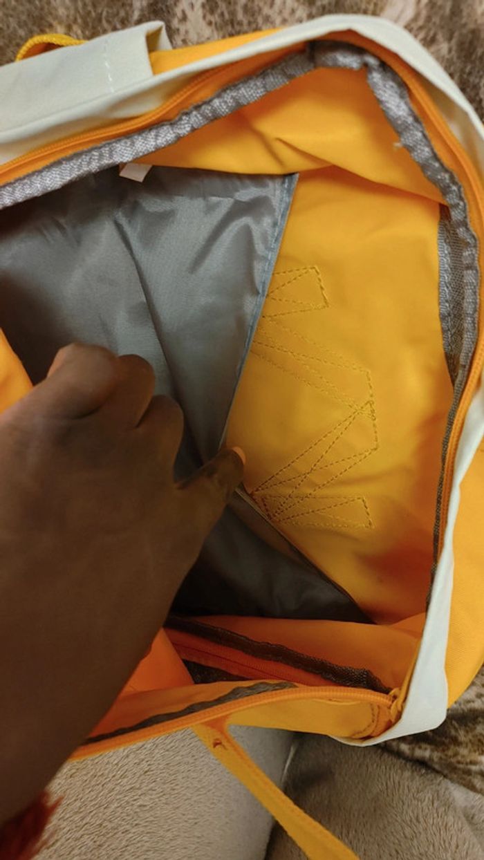 Sac à dos en nylon tissu solide jaune et beige en très bon état - photo numéro 10