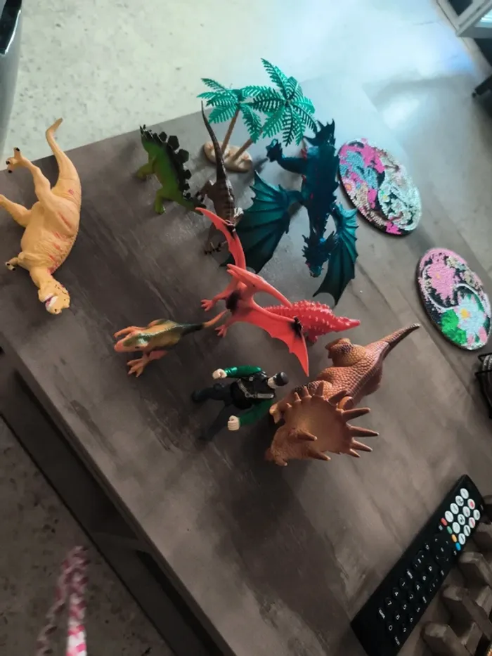 Lot dinausore et arbre plus personnage cc
