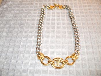 Joli collier porté uniquement une fois pour une cérémonie