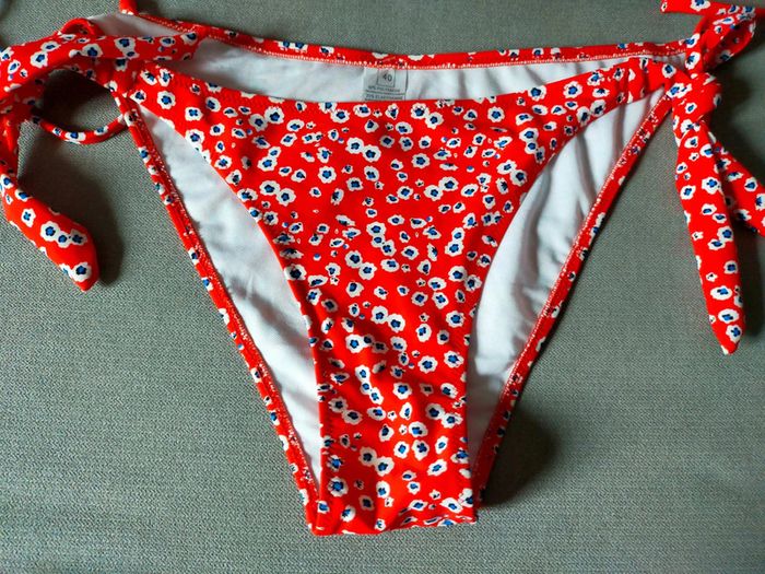 Bikini rouge fleuri – Taille 40 – Neuf avec étiquette - photo numéro 3