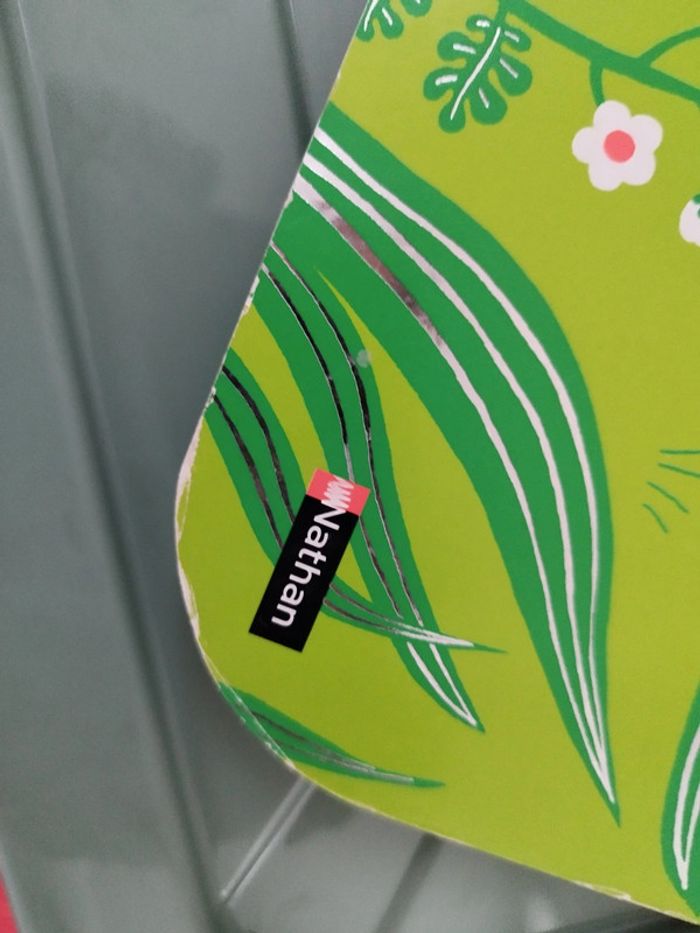 Livre collection bébé nathan-regarde dans l'herbe - photo numéro 3