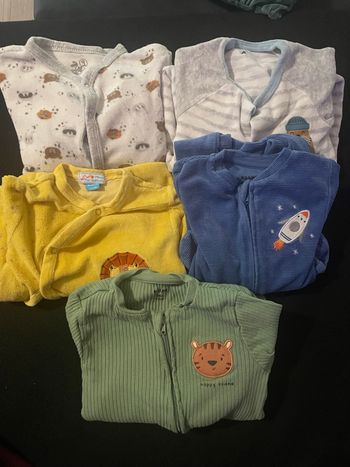 5 pyjamas  9 mois