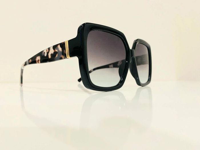 Lunette de soleil femme carrée noire bras léopard UV protection catégorie 2 - photo numéro 3