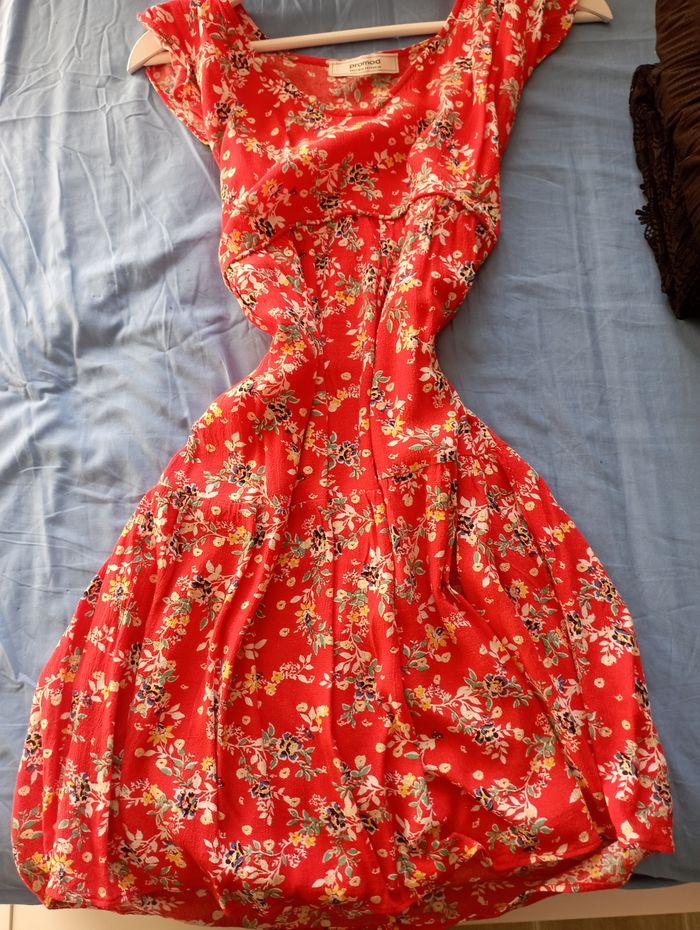 Robe rouge floral, manches courtes