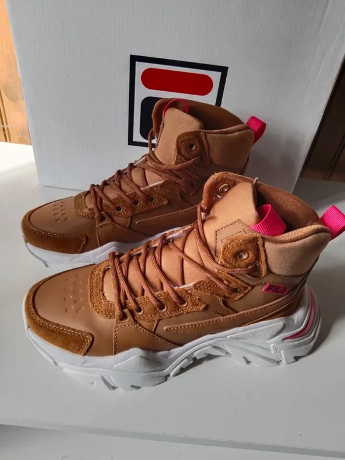 Superbes baskets sneakers femme grosse semelle marque Fila pointure 36