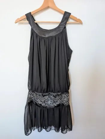 Robe noire sans manches