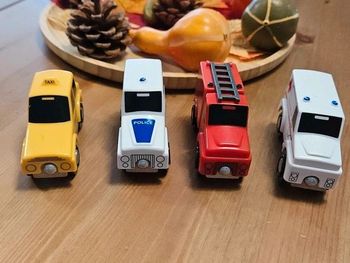 Lot de 4 véhicules en bois et plastique aimantés