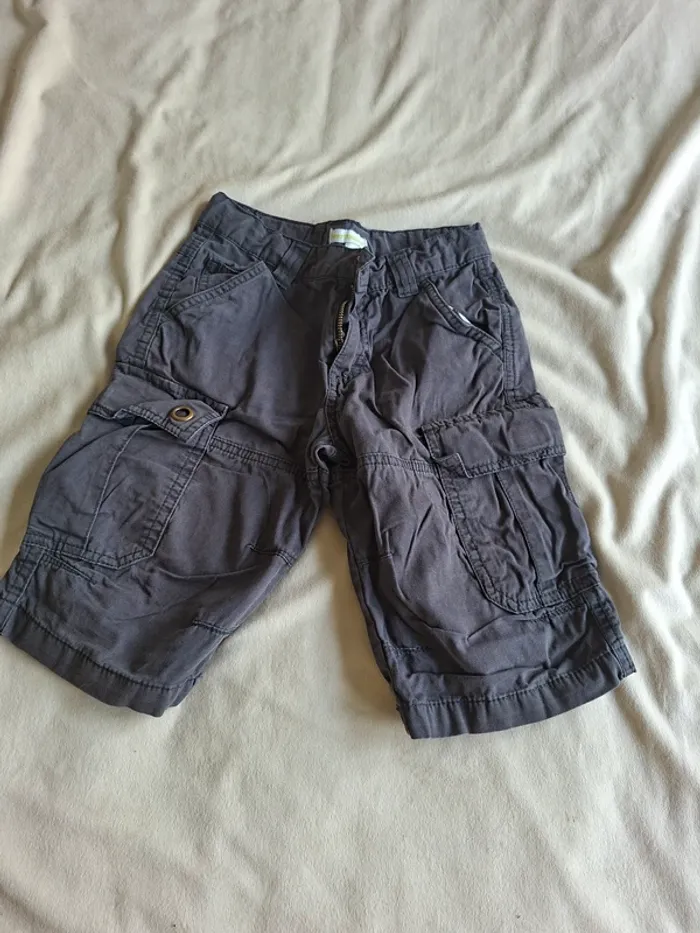 bermuda garçon gris foncé, taille 6 ans, marque Vert Baudet, en très bon état