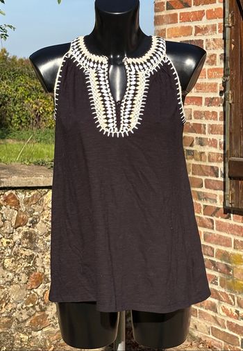🖤 Top noir à broderies blanches – T36
