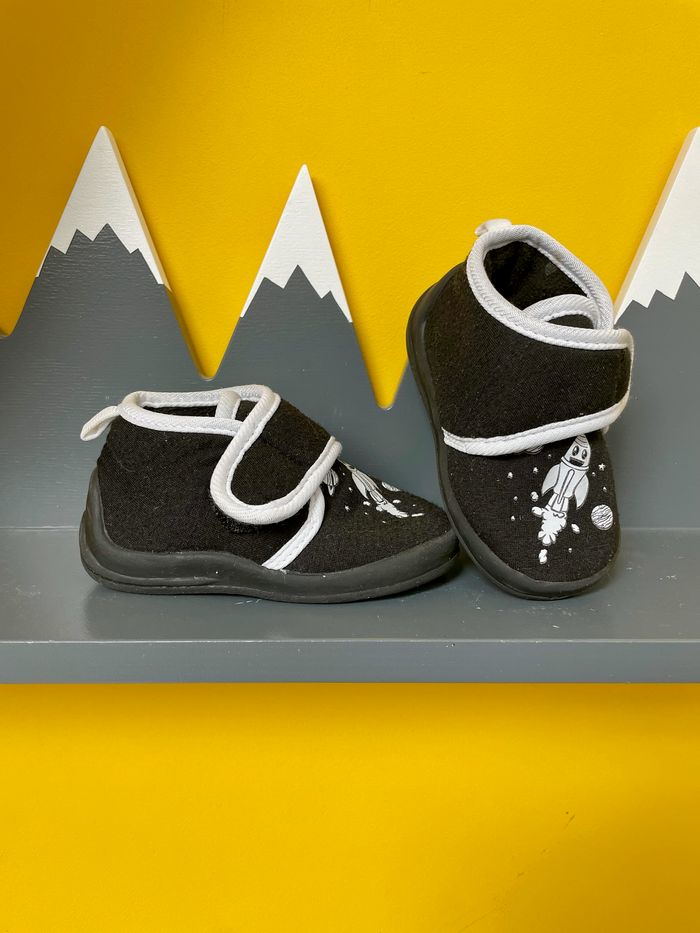 Chaussons noir scratch fusée Kiabi taille 20