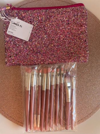 Pinceaux à maquillage + pochette