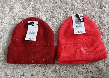 2 bonnets camaïeu neufs en taille unique (1 rouge à pois et 1 corail)