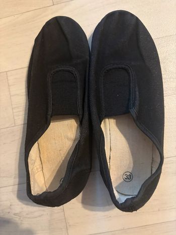 Chaussons de gymnastique 33 noire très bon état
