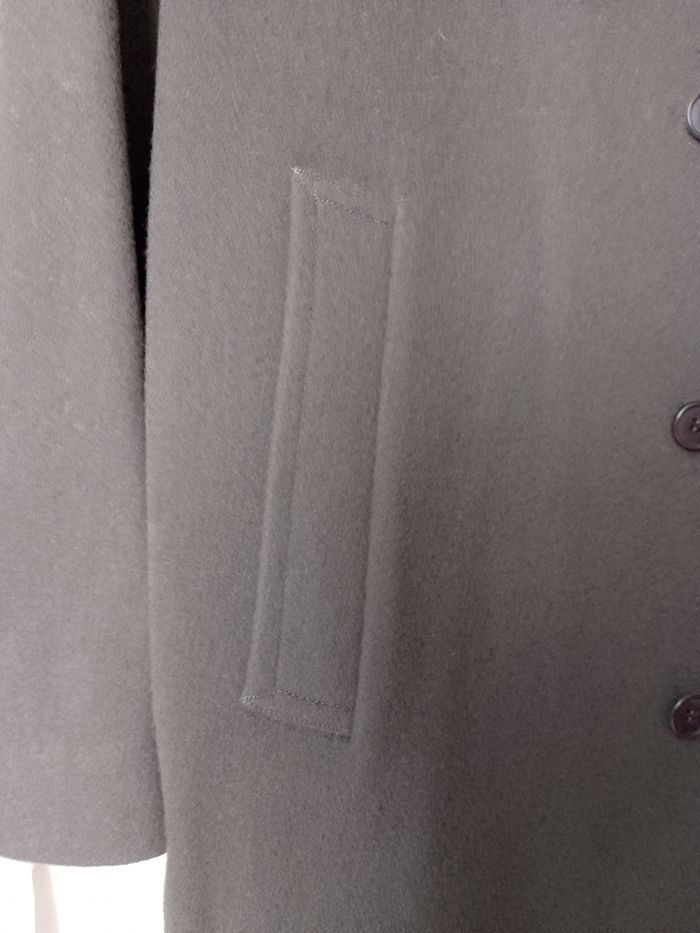 Joli manteau long en laine . Vestra . doublé .Épaulettes . Boutons cachés. 2 poches intérieures. Poches extérieures. Taille L. Fabrication française. Bien chaud. - photo numéro 7