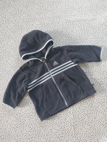 Veste polaire bébé Adidas 6-9 mois (74 cm) Capuche – Bleu marine – Très bon état