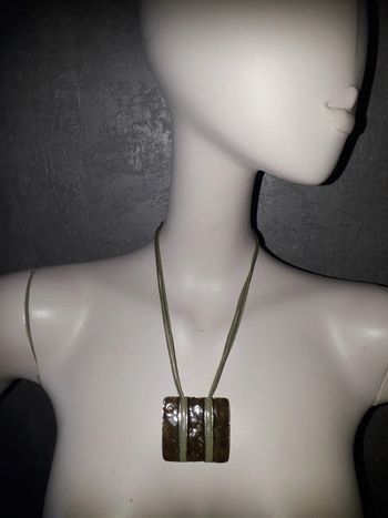 collier cordon kaki avec pendentif en métal neuf