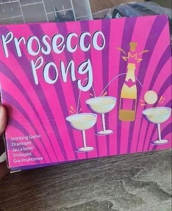 Jeu .prosecco pong comme le bière pong . Neuf avec étiquette