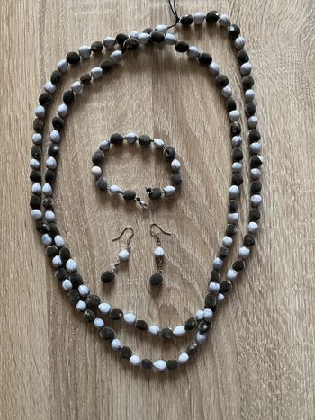 Parure de bijoux en graines des Antilles