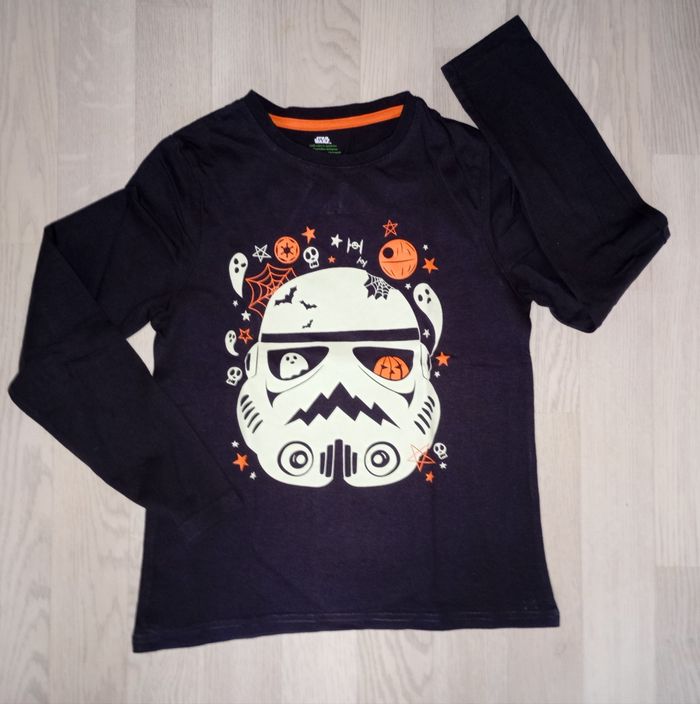 Tee-shirt gris anthracite foncé motif phosphorescent Star Wars 
T. 10 ans 
NEUF