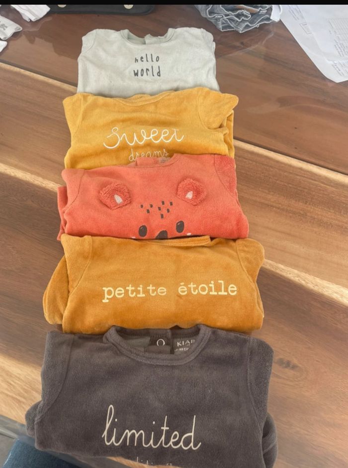 Pyjamas. 5 pièces.