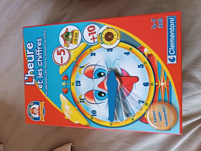 Jeu l'heure et les chiffres neuf