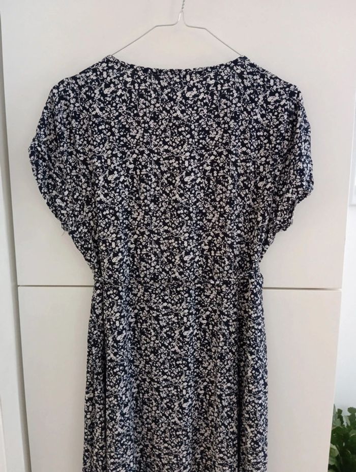 Robe vintage boutonnée noire à propos fleurs blanches - photo numéro 8