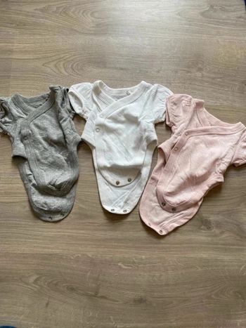 Lot de trois bodies manches courtes