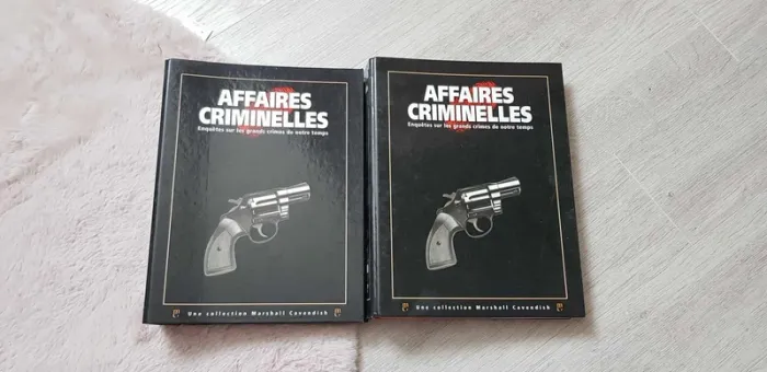 Lot de 2 collections classeur "Affaires criminelles"