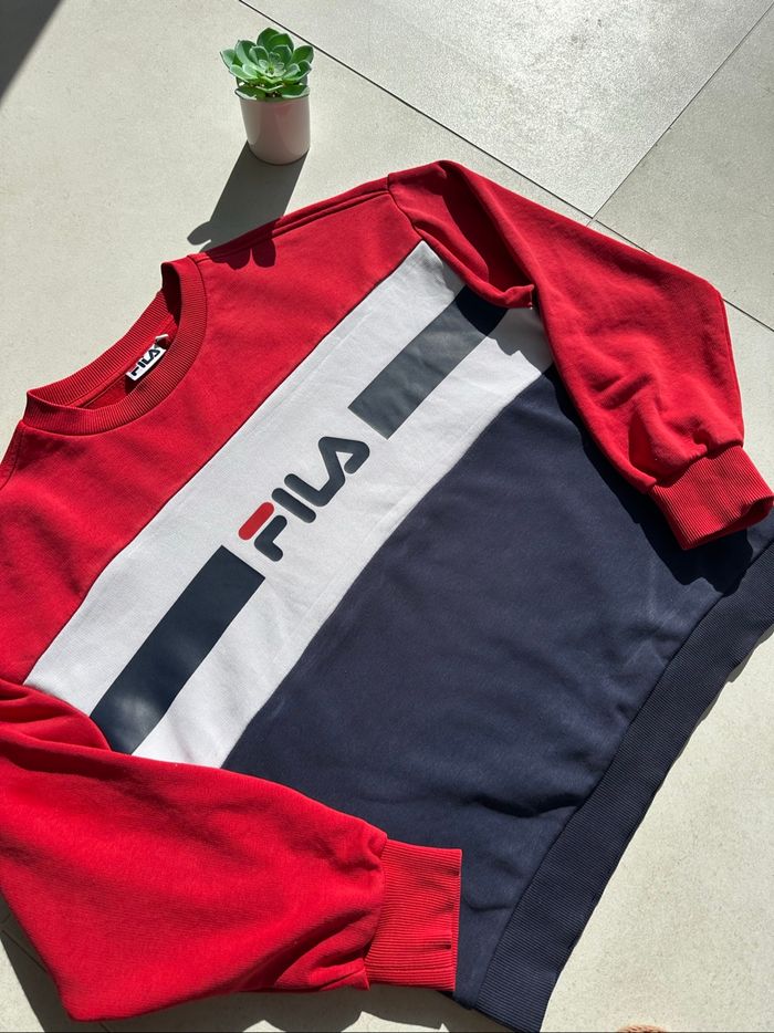 Sweatshirt Fila rouge et bleu Taille M  👕 - photo numéro 2
