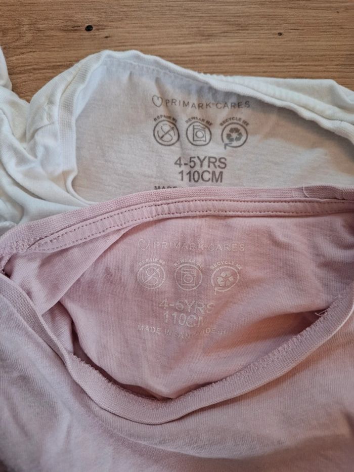 2 T-shirt  Primark 110cm - photo numéro 4