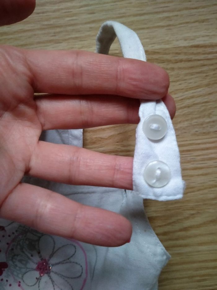 Robe blanche a bretelles.
Filles. Taille 4 ans - photo numéro 9