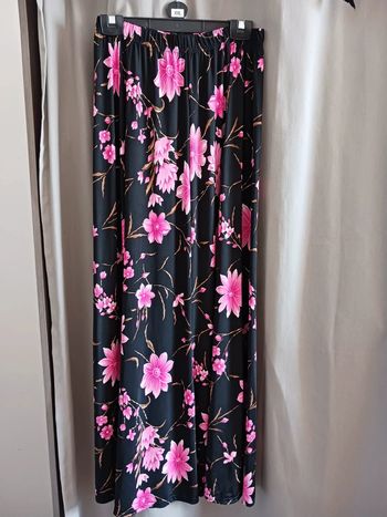 Jupe noire à fleurs roses Taille 2XL46