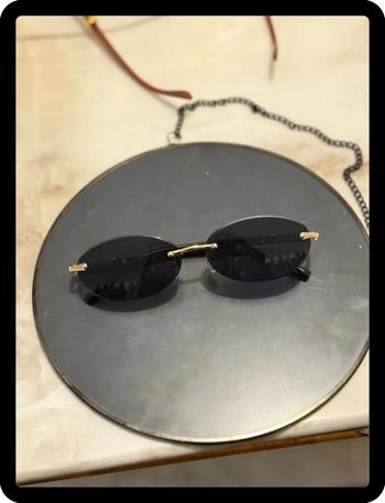 Lunette de soleil ovale noire