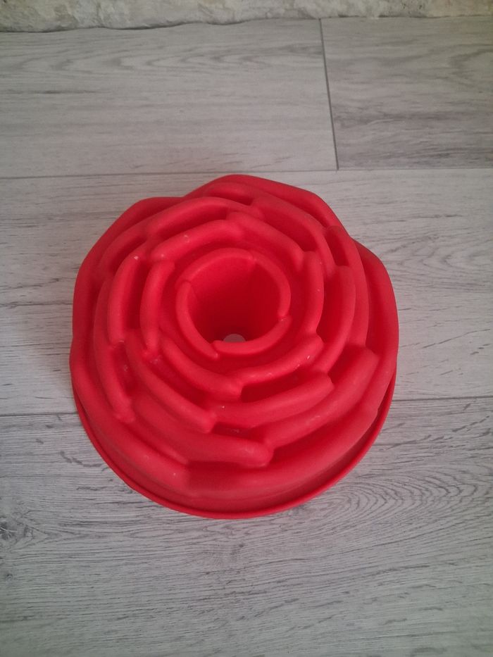 Moule en silicone rouge "Fleur" en tres bon etat