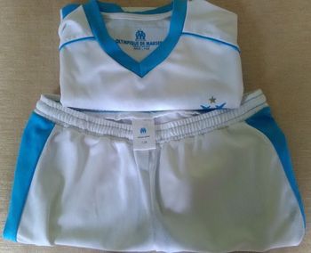 LOT maillot + short Olympique de Marseille (ceci n'est pas une contrefaçon)