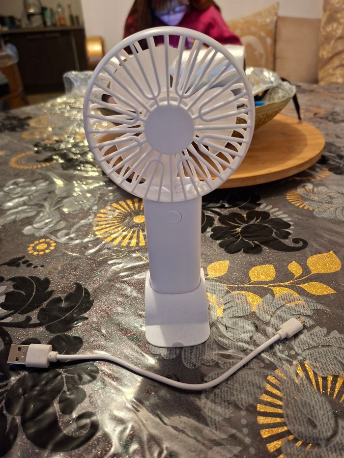 Ventilateur Portable blanc 17,5 cm  Usb avec sont socle neuf prix 2 euro 50