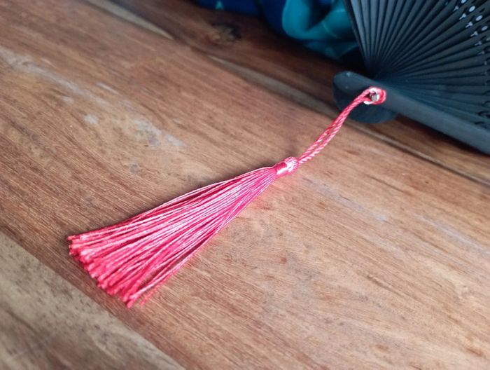 Éventail noir et rouge : idée cadeau 🎁 - photo numéro 3