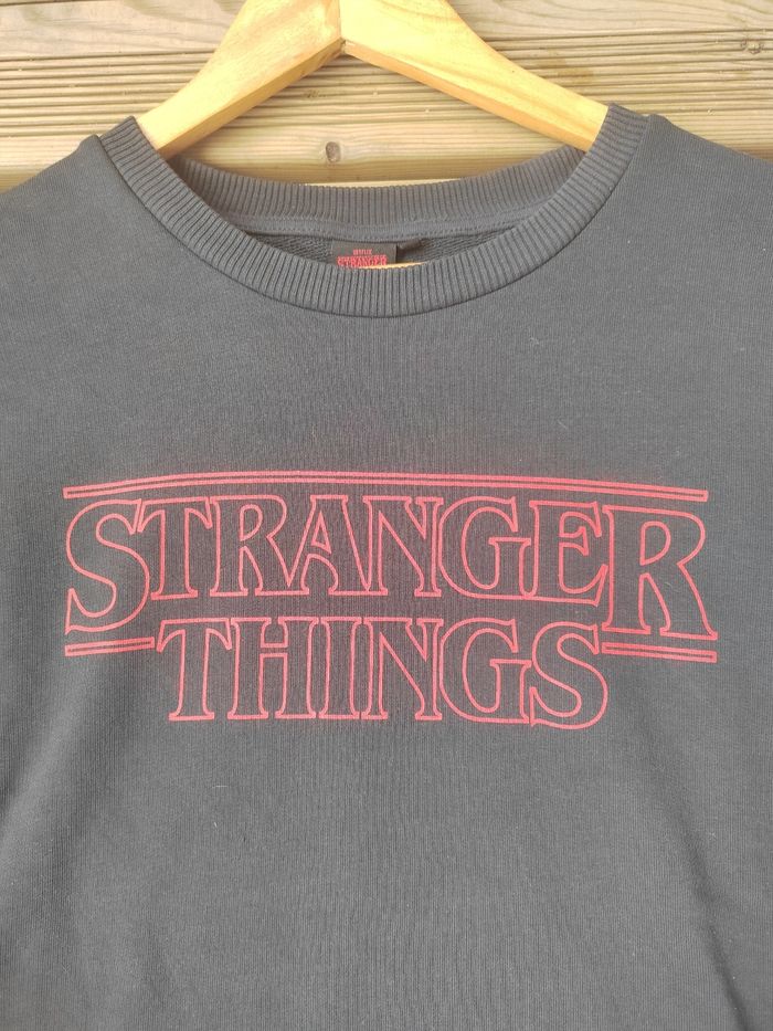 Sweat Stranger Things Noir – Officiel – Taille M – Très Bon État - photo numéro 2
