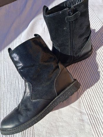 Bottine noires à écailles brillantes