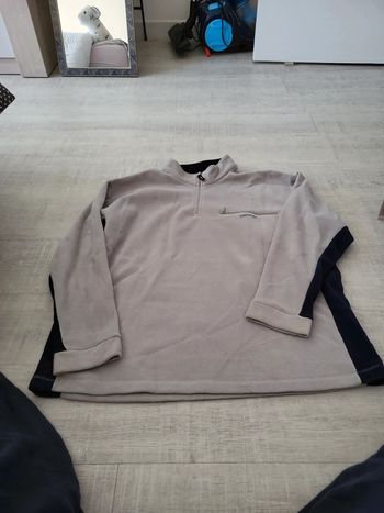 Sweat polaire gris et bleu marine.