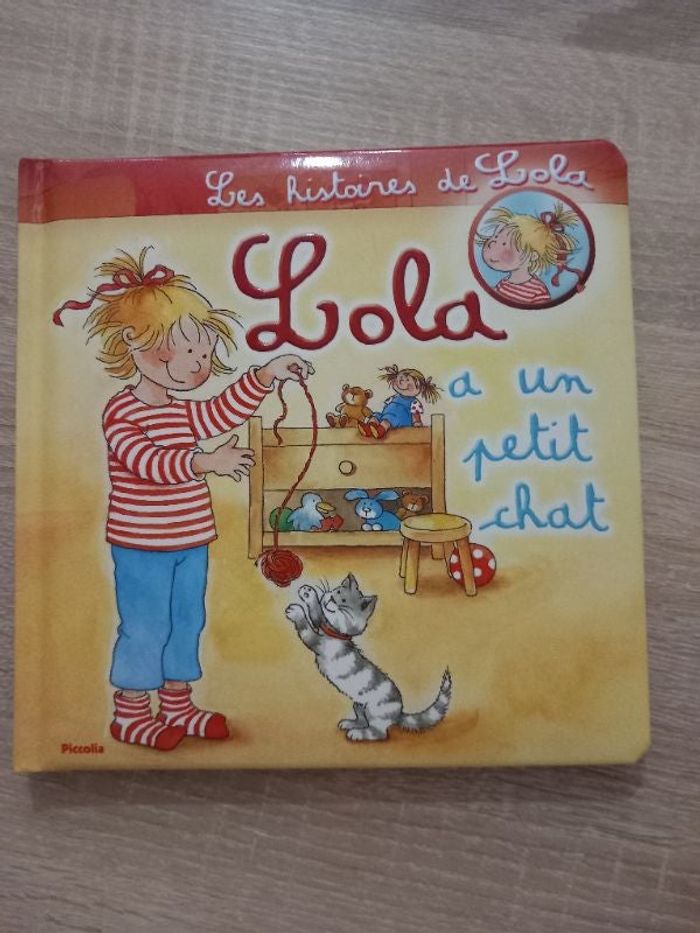 Livre lola à un petit chat