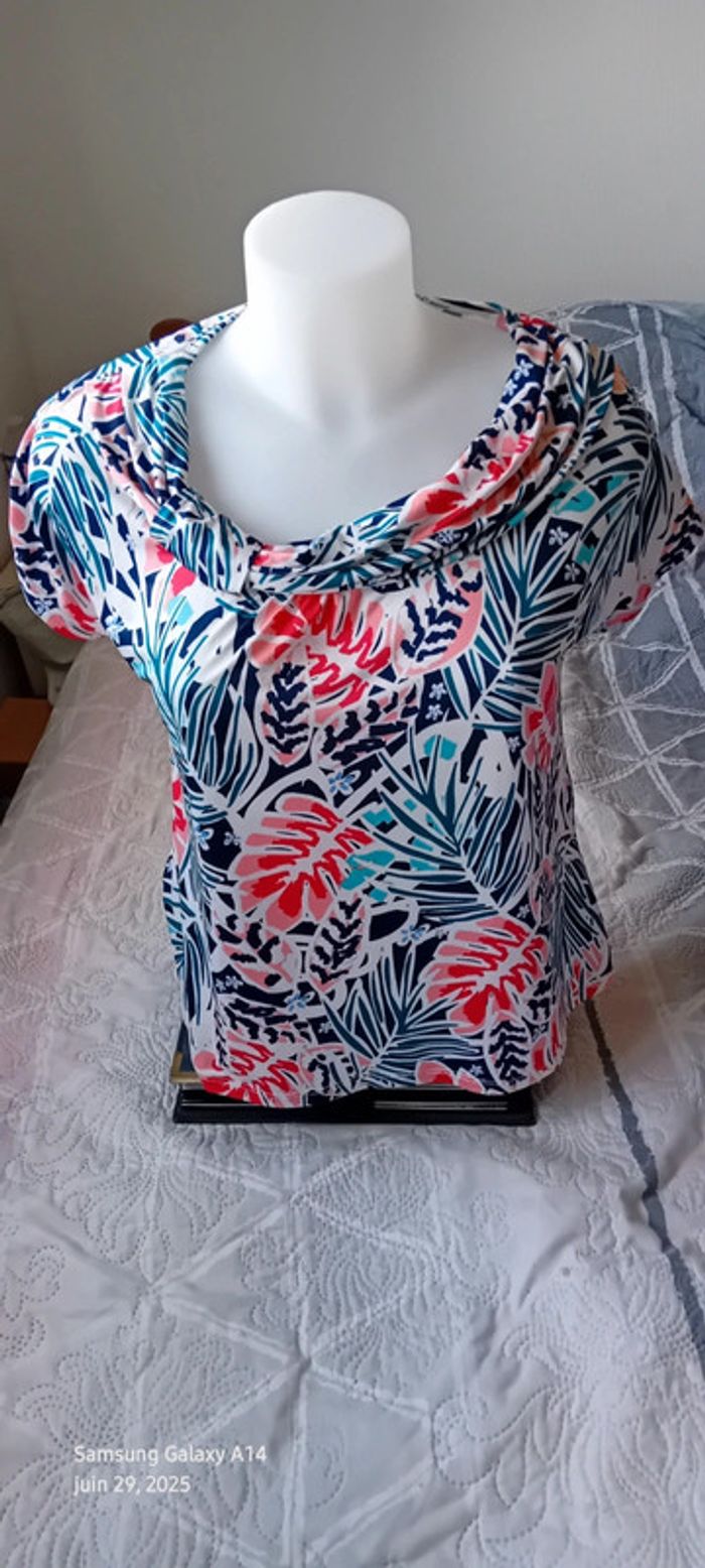 Haut fluide col bénitier imprimé fleurs feuilles tropicales multicolore femme M Riu - photo numéro 7
