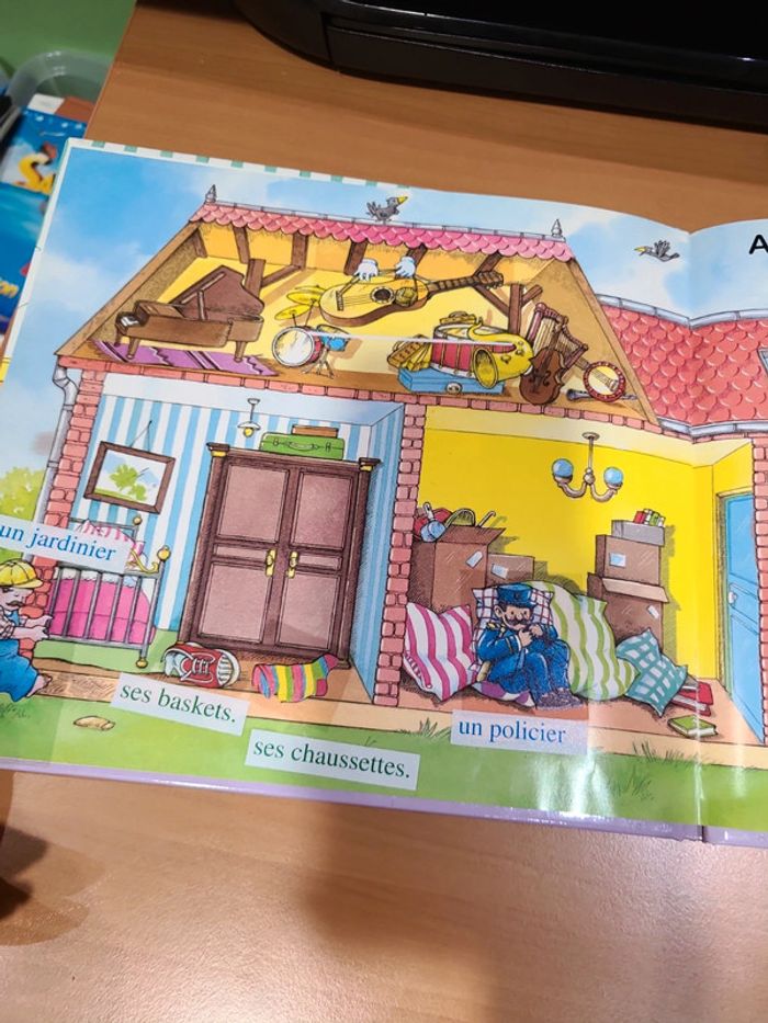 Sur le plancher une araigner se tricotage des lunettes - photo numéro 6