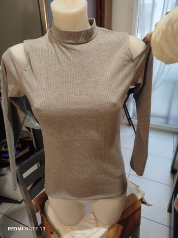 #kytieMfemme. Tee-shirt épaules dénudées taille M 