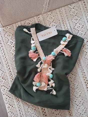 Haut été col v pompom neuf avec étiquette