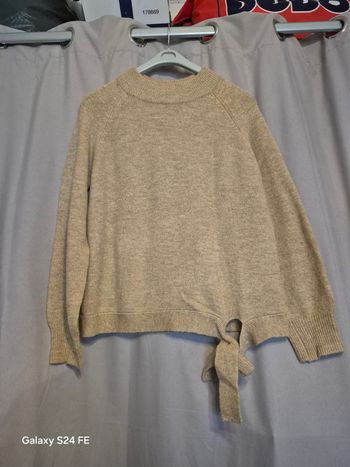 Pull avec petit nœud sur le côté 